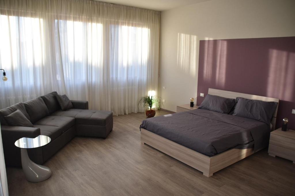 斯卡尔佩里亚La Culla del Mugello的一间卧室配有一张床和一张沙发