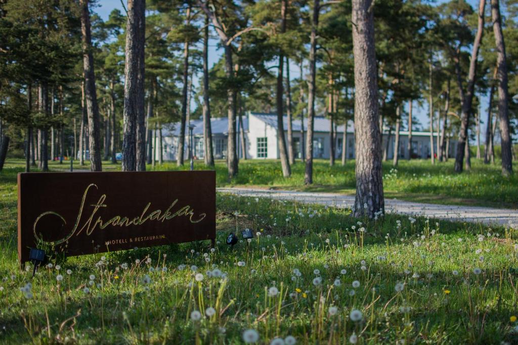 StångaStrandakar Hotell & Restaurang的路边草上的标志