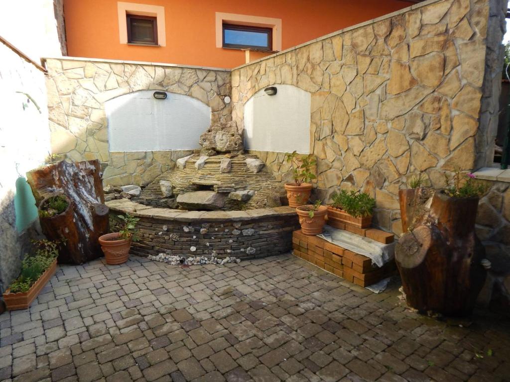 特尔乔夫Apartmány v Terchovej的庭院内石墙和石头浴缸