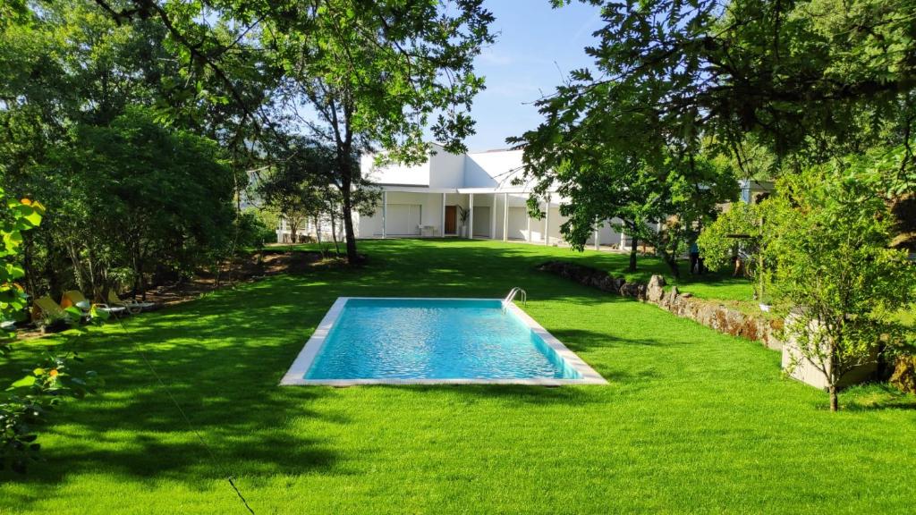 马尔科-德卡纳维泽斯Casa de Apeleiras的一座房子的院子内的游泳池