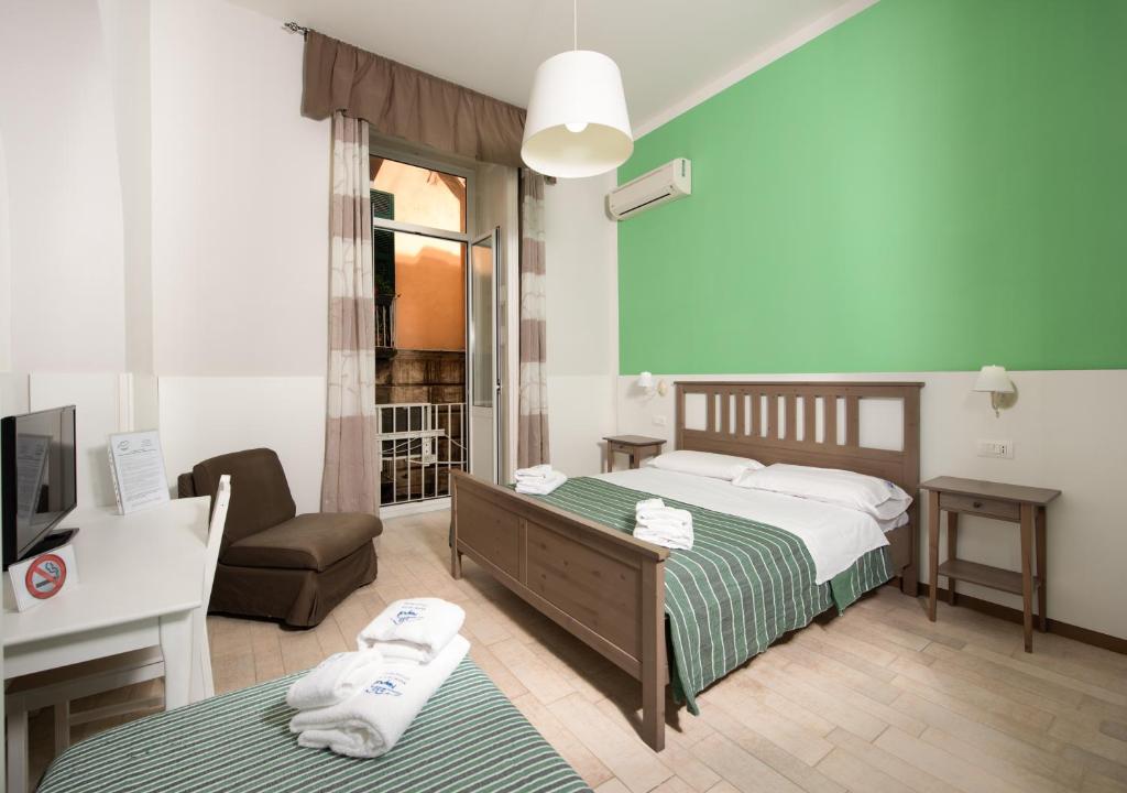 那不勒斯Napoli Experience的一间卧室配有一张床、一把椅子和一张书桌