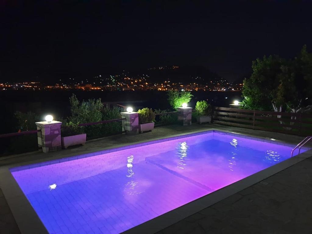 培拉特Vila Palma的游泳池晚上有紫色灯光