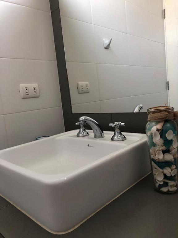 帕拉卡斯Apartamento Frente a Islas Ballestas的浴室设有白色水槽和镜子