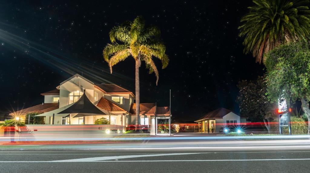 卡塔尼太平洋海岸汽车旅馆 的夜晚在房子前面的棕榈树