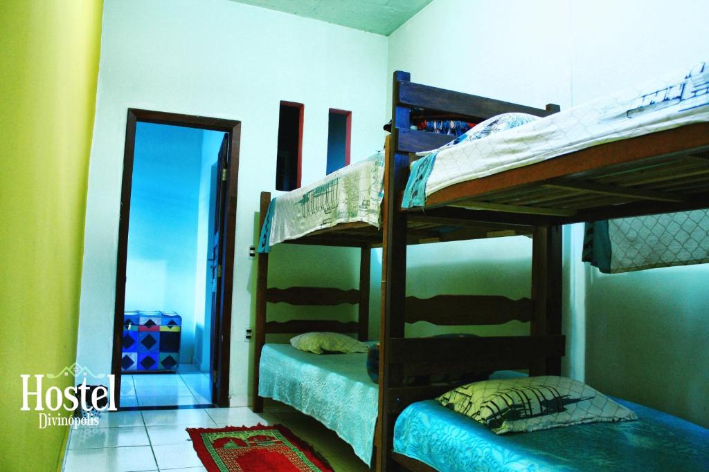 HOSTEL Divinópolis客房内的一张或多张双层床
