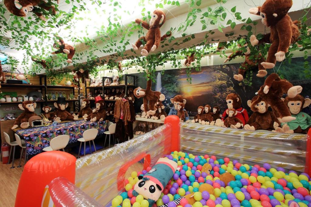 罗东镇幼狮大饭店的充满了大量动物和球的房间