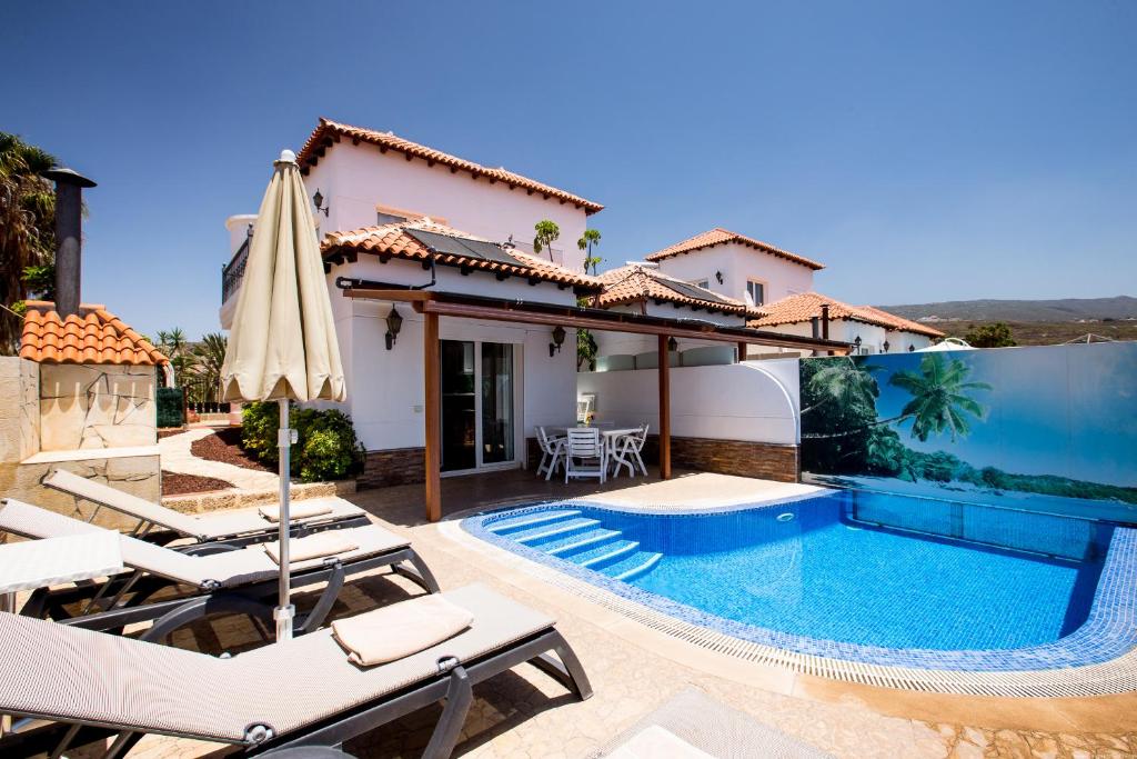 夏约法Villa Chayofa Sunrises的一座带游泳池和房子的别墅