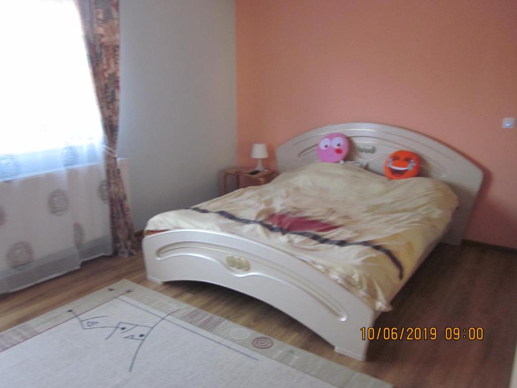 布拉索夫CASA ANTON的卧室配有一张白色的床,上面有两只填充动物