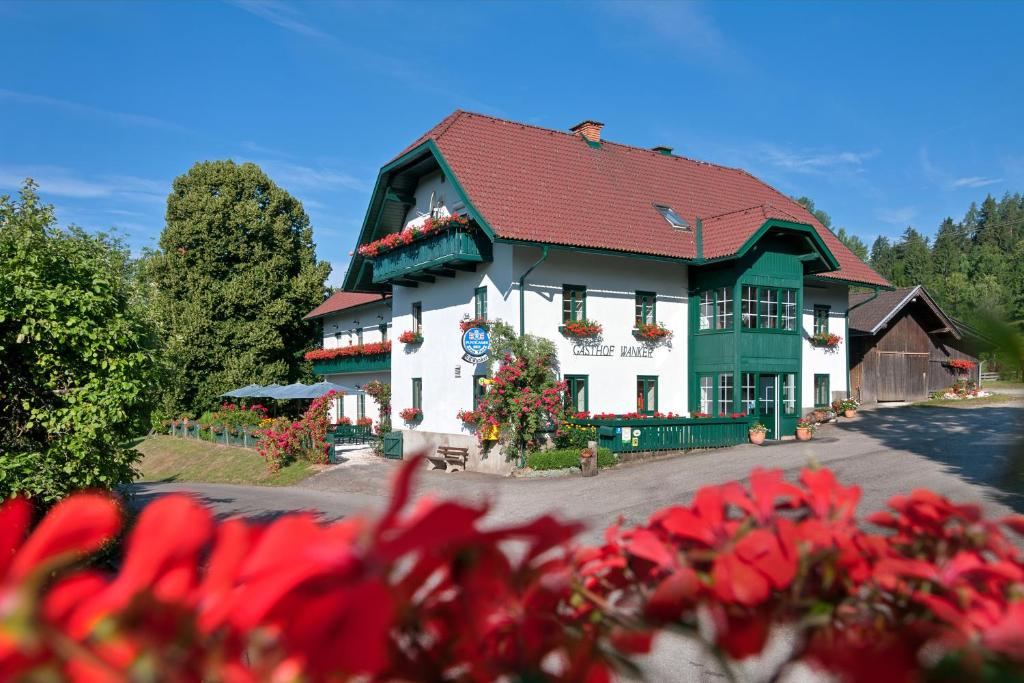 泰奇尔斯伯格阿沃斯万科生态旅馆的前方有红花的建筑