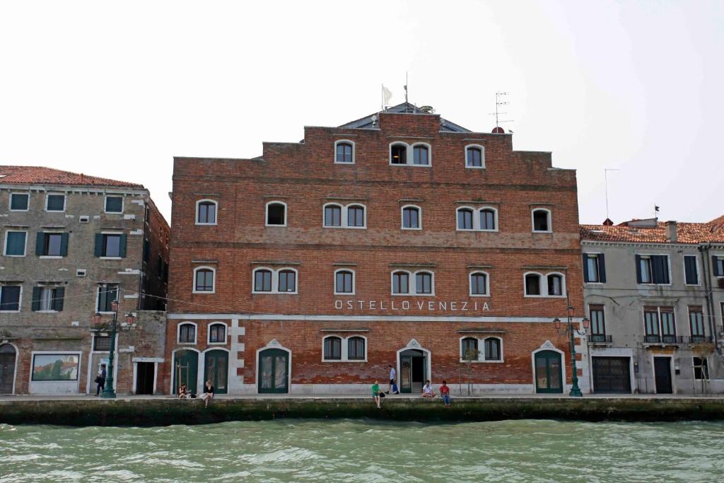 威尼斯威尼斯发电机旅馆的水体旁边的一个大砖砌建筑