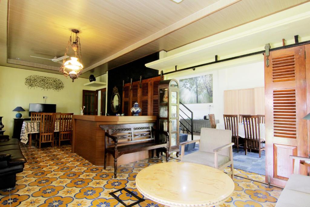 日惹Embe Joglo Homestay的客厅配有桌子和钢琴