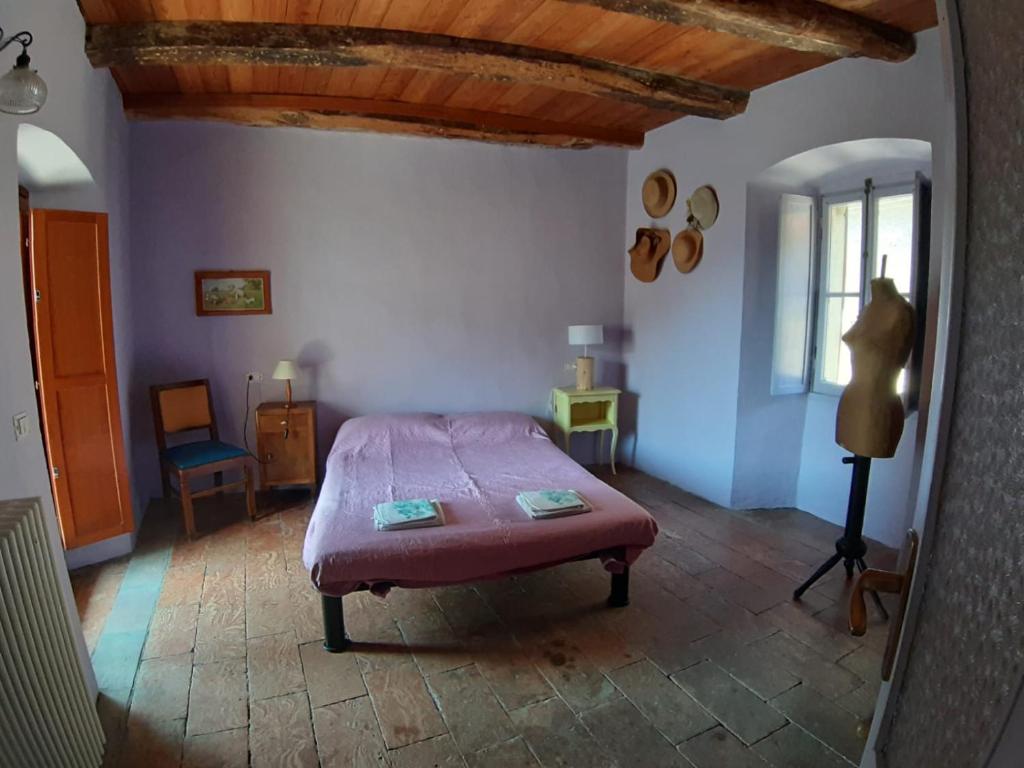 PremenoLilla的卧室配有粉红色的床。