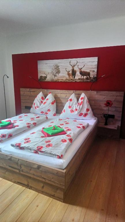 帕斯格许特路旁鲁斯巴赫瓦斯特尔之家公寓的一间卧室设有两张床,拥有圣诞装饰