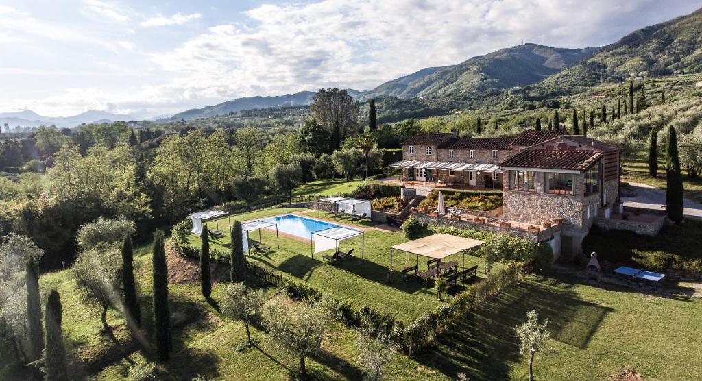 卢卡Accogliente alloggio con vista e piscina的享有带游泳池的房屋的空中景致