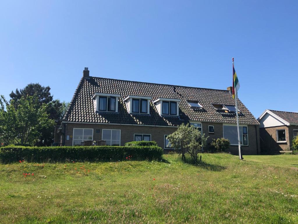 KaardHotel De Horper Wielen的前面有草地的大房子
