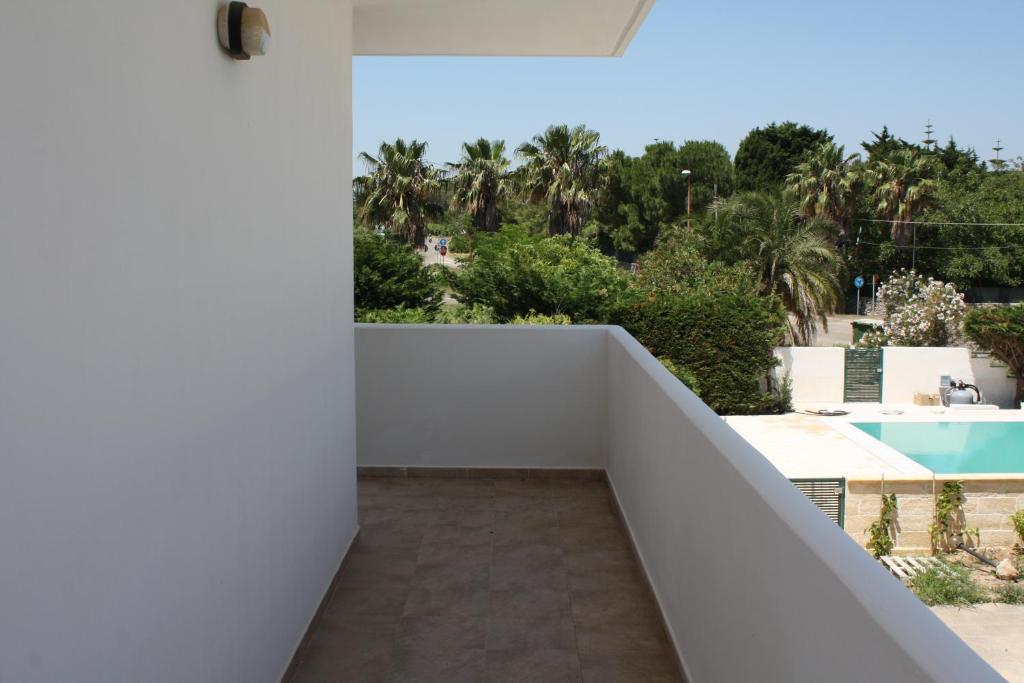 托里德欧索Vere Vacanze的享有泳池景致的白色阳台
