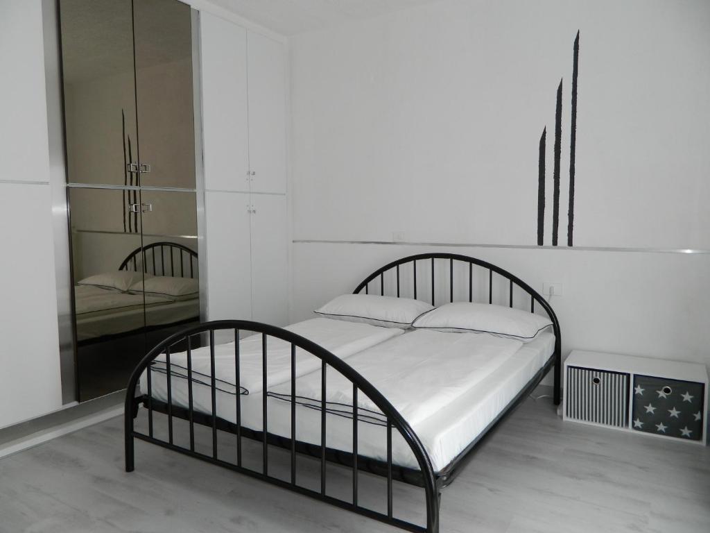 托尔博莱SKY的白色卧室配有床和镜子