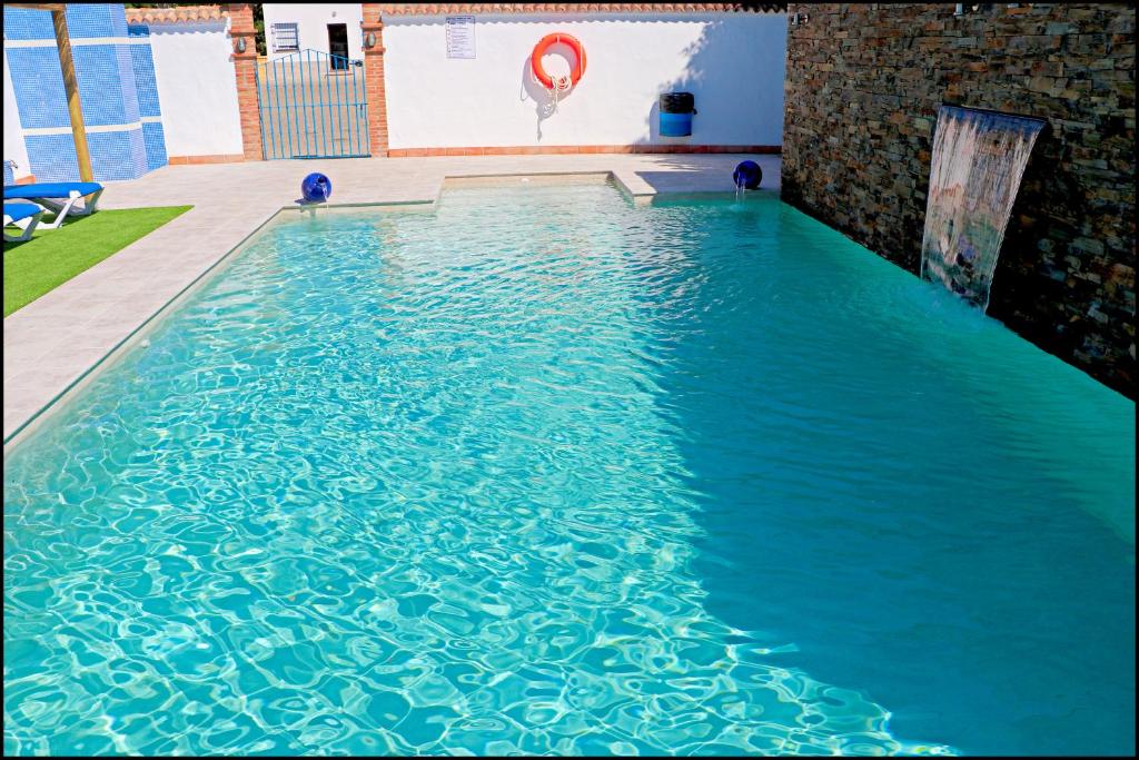 科尼尔-德拉弗龙特拉Bungalow La Roa IV的大楼内的一个蓝色海水游泳池