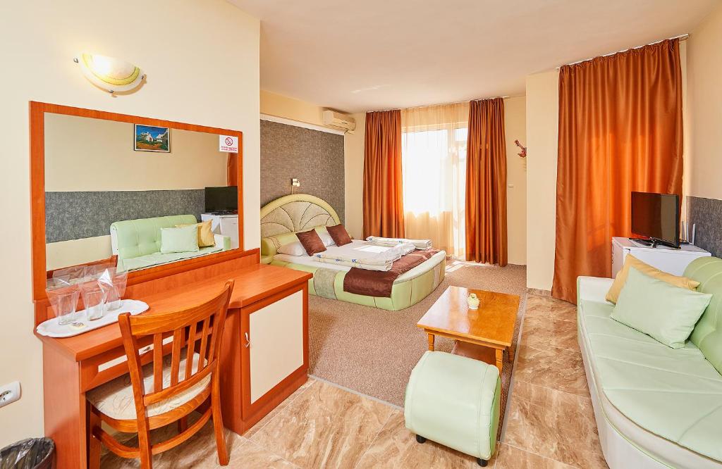 帕莫瑞Peneka Hotel的酒店客房带起居室,带沙发。