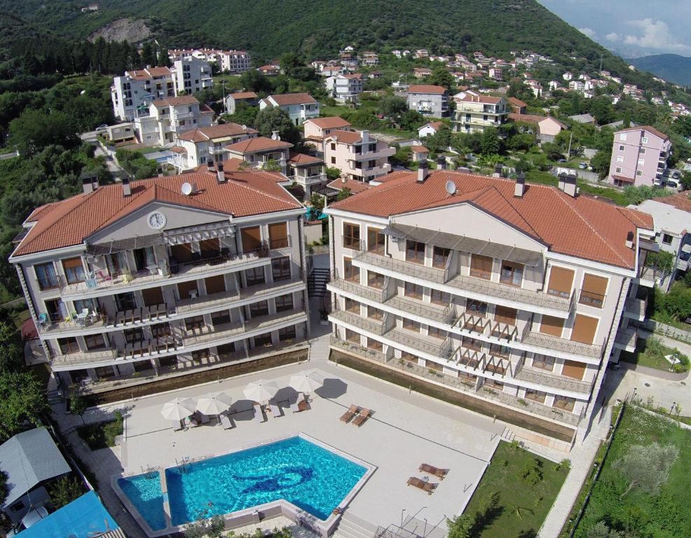 鲍希茨Perla di boka的享有带游泳池的建筑的空中景致