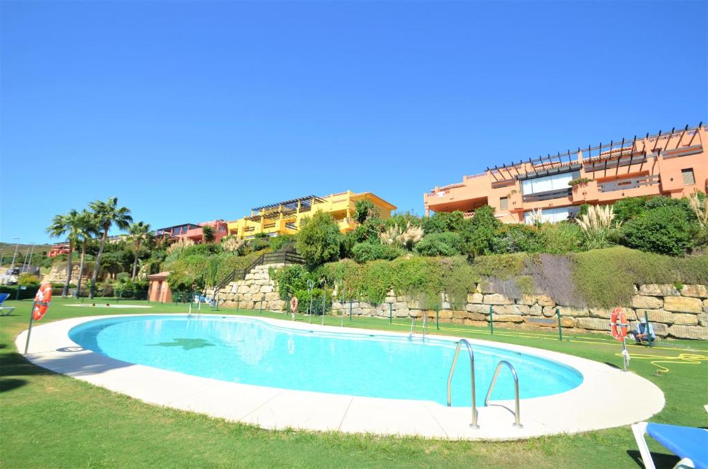 卡萨雷斯2279-Lovely 2 bedrooms with terrace with views的一座公园内的游泳池,其建筑背景
