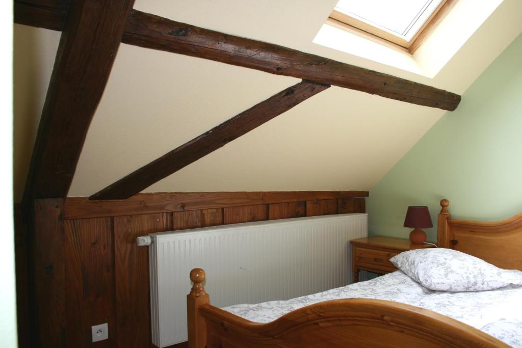 勒奥瓦尔德杜克鲁兹维赫乡间渡假别墅酒店的一间卧室配有一张床和天窗