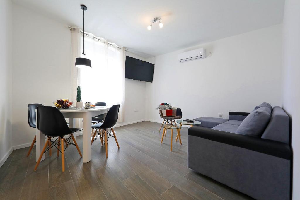 扎达尔Pyrotima Apartments的客厅配有沙发和桌子