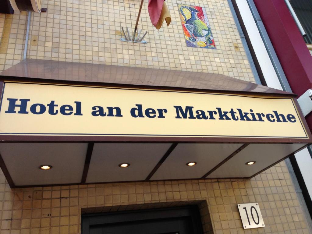 汉诺威市场教堂酒店的建筑上读酒店广场上的标志