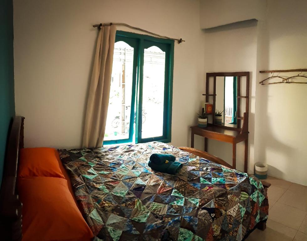 卡里蒙贾瓦L'isola che...的一间卧室配有床,床上装有被子