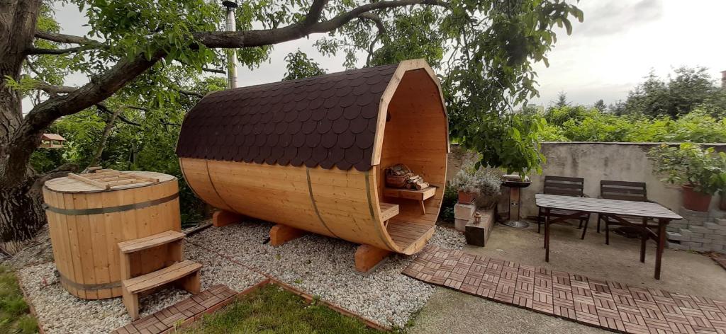 佩济诺克SAUNA Dom的一张大木船坐在桌子旁