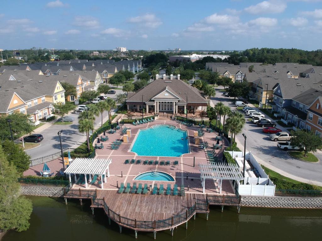 基西米Kissimmee 3bed Villa Near Disney的享有带游泳池的度假村的空中景致
