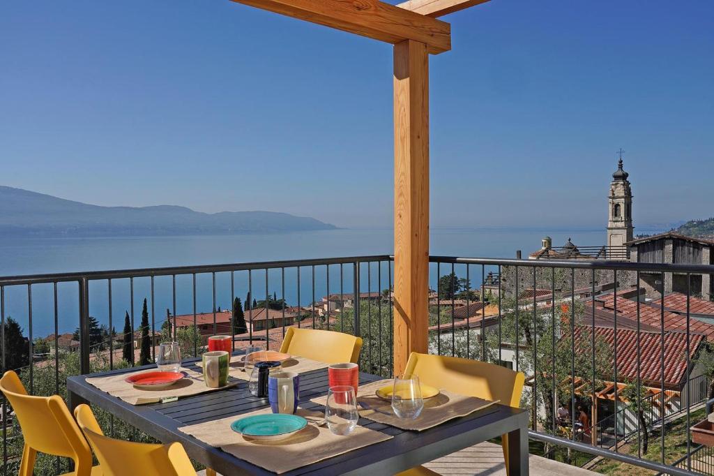 加尔尼亚诺Residence Dany appartamenti con cucina vista lago piscina e parcheggio的海景阳台上的桌子