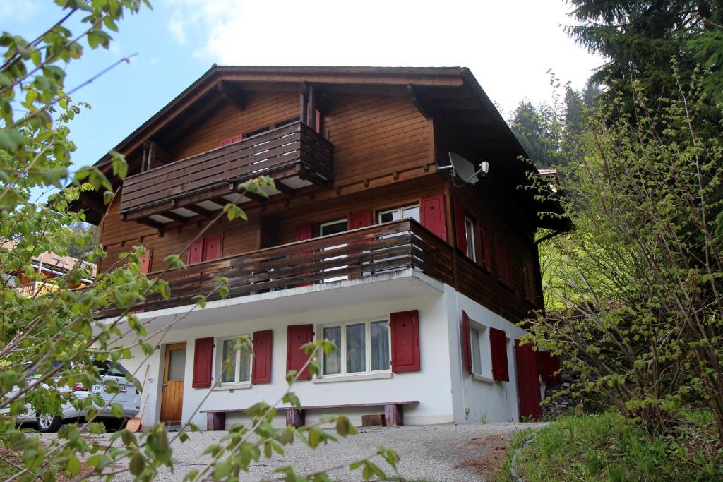 库尔瓦尔登Haus Siegfried的木屋的顶部设有阳台