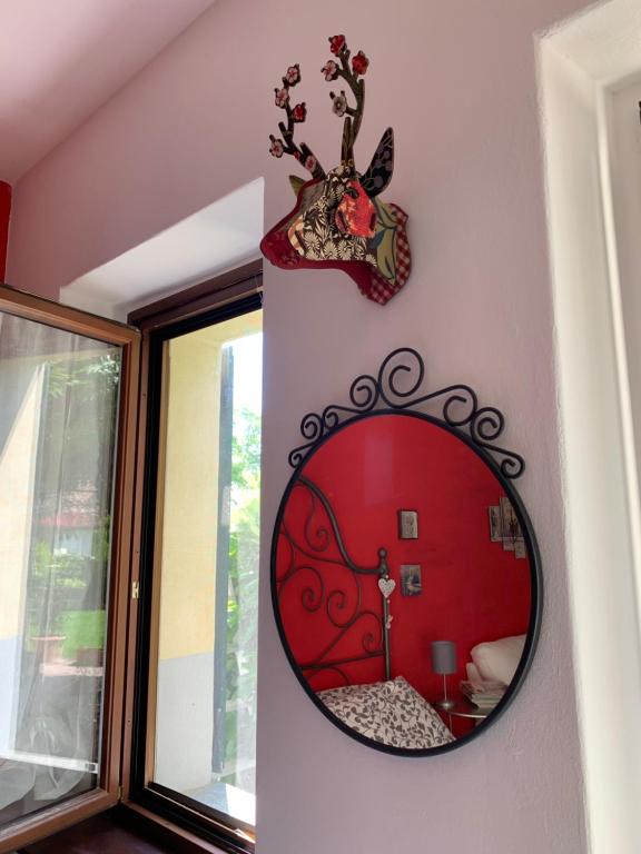 瓦伦扎Ca' degli Ovi的一面墙上的镜子,一面是红色的房间