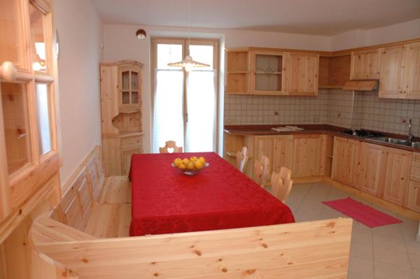 Agritur Al Paradis - Appartamenti的厨房或小厨房