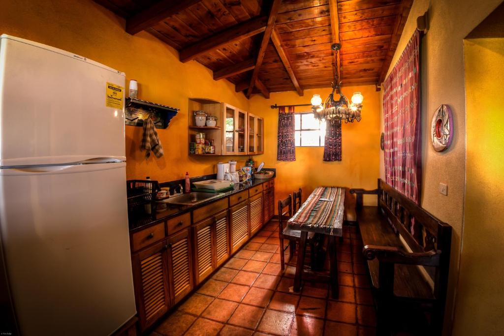 圣克鲁斯拉拉古纳Casa Hagan的带冰箱和桌子的厨房