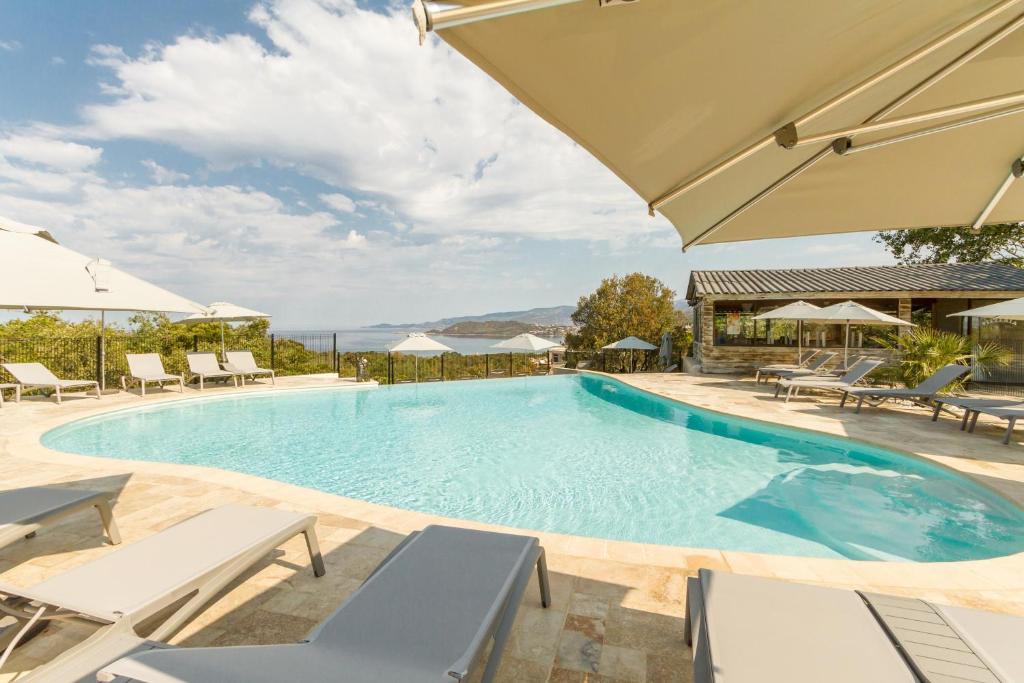 卡尔卡托吉奥Corsica Paradise的一个带椅子和遮阳伞的大型游泳池