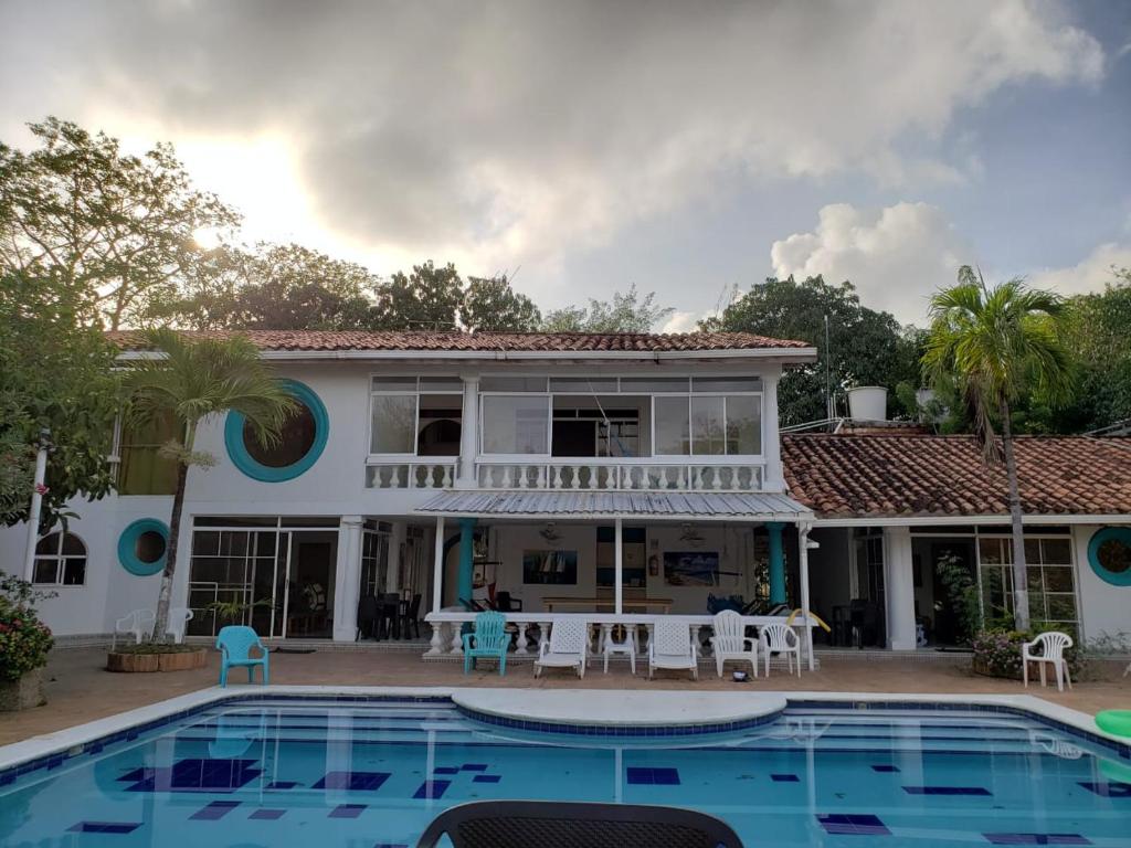 圣安德烈斯Coral House San Andres的一座带游泳池和房子的别墅