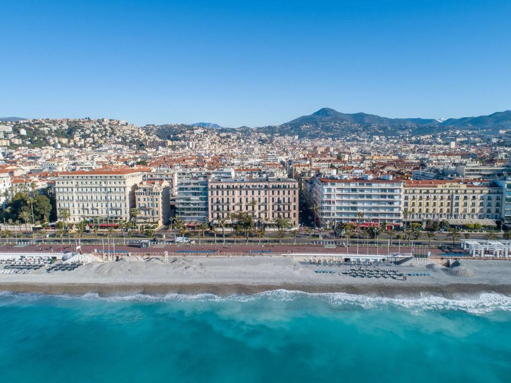 尼斯Westminster Hotel & Spa Nice的享有海滩、建筑和大海的景色