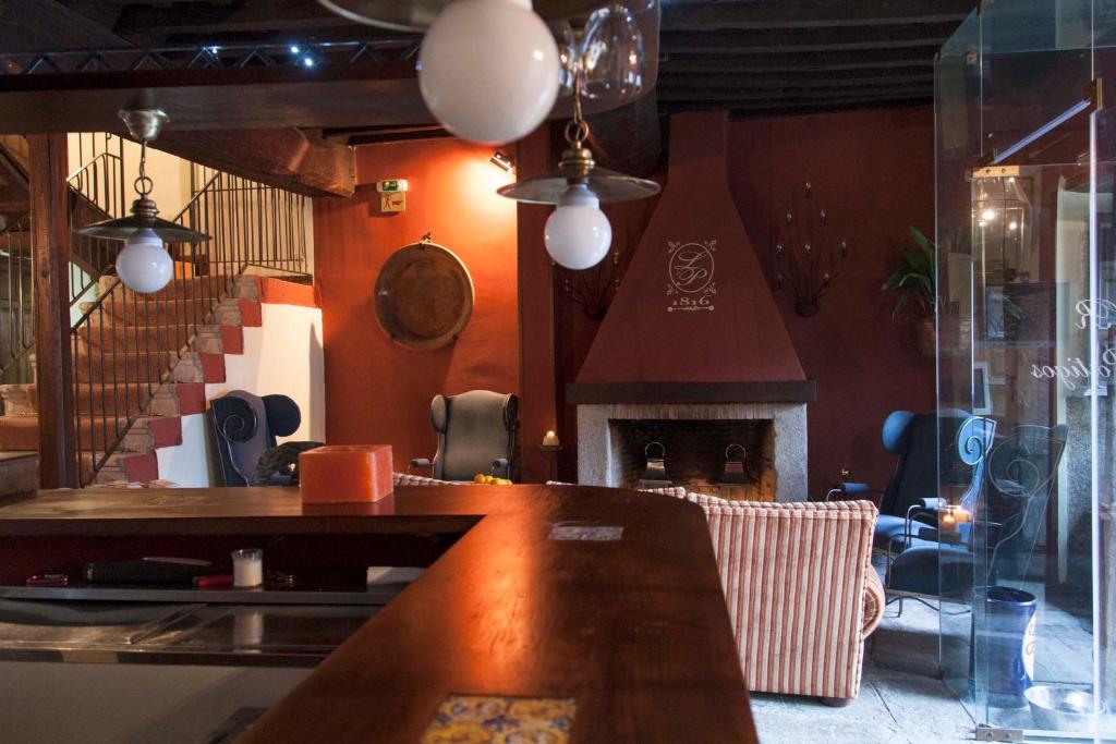 巴尼奥斯德蒙特迈奥尔乡村肯恩卡托罗斯波斯蒂格斯度假别墅的一间带桌子和壁炉的用餐室