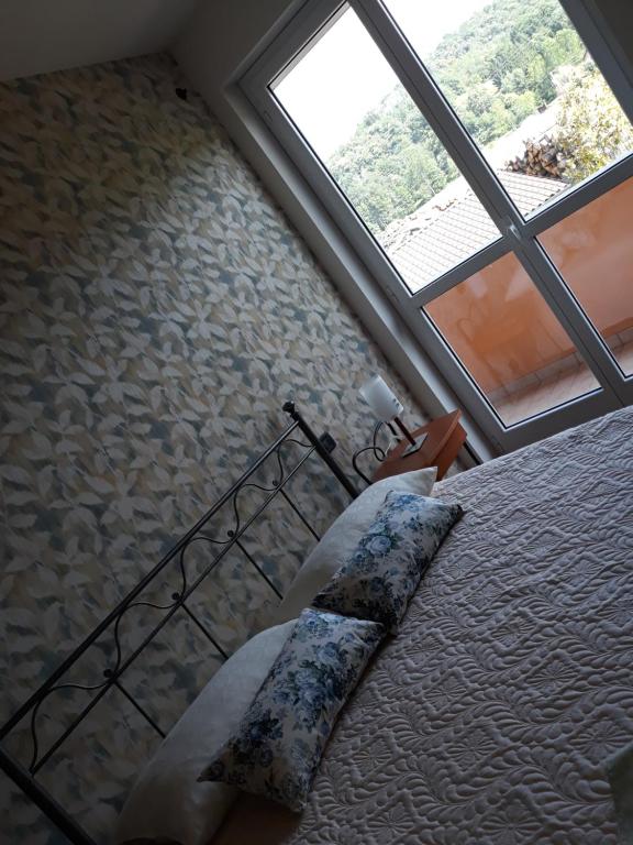PianfeiACERO ROSSO的一间卧室设有一张床和一个大窗户