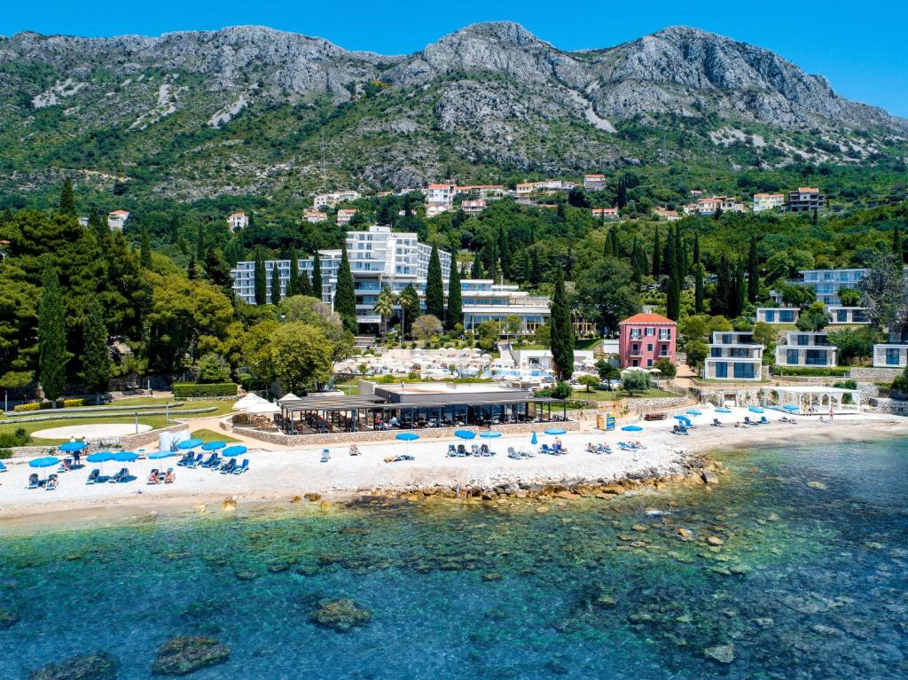 米利尼Maistra Select Astarea Hotel的享有度假村海滩的空中景致