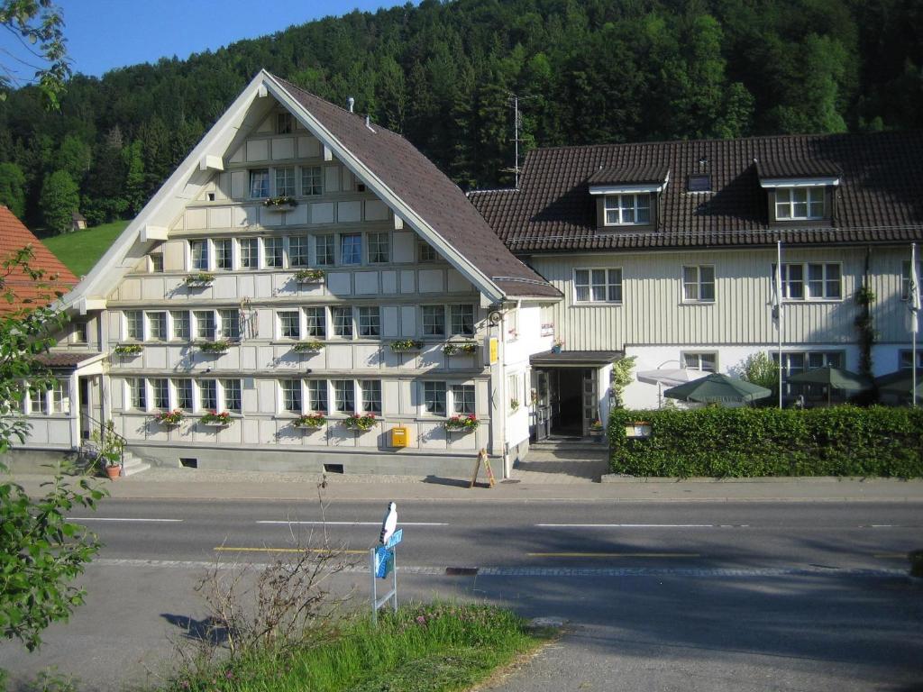 Grub兰德嘎斯霍夫巴林旅馆的街道前方的白色大建筑