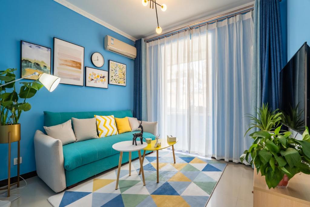 郑州郑州市惠济区·省体育中心·路客精品公寓·00161400的蓝色的客厅配有沙发和桌子