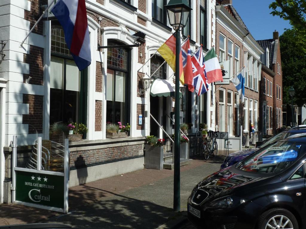 哈林亨中心酒店的大楼前有旗帜的街道