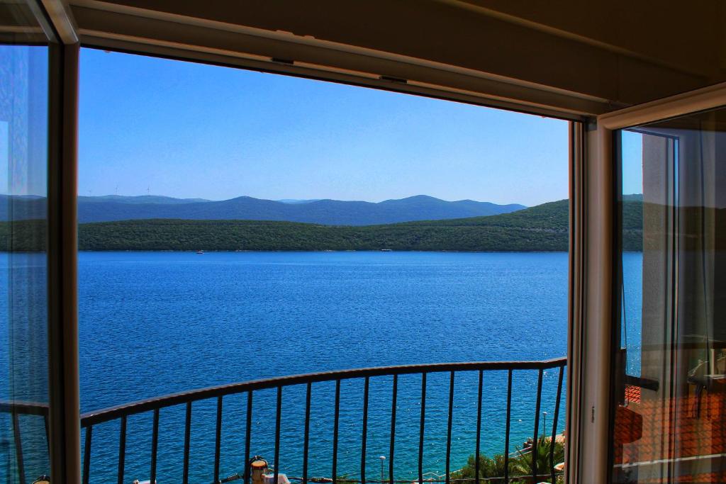 内乌姆希特鲁斯公寓的从窗户可欣赏到大型湖泊的景色