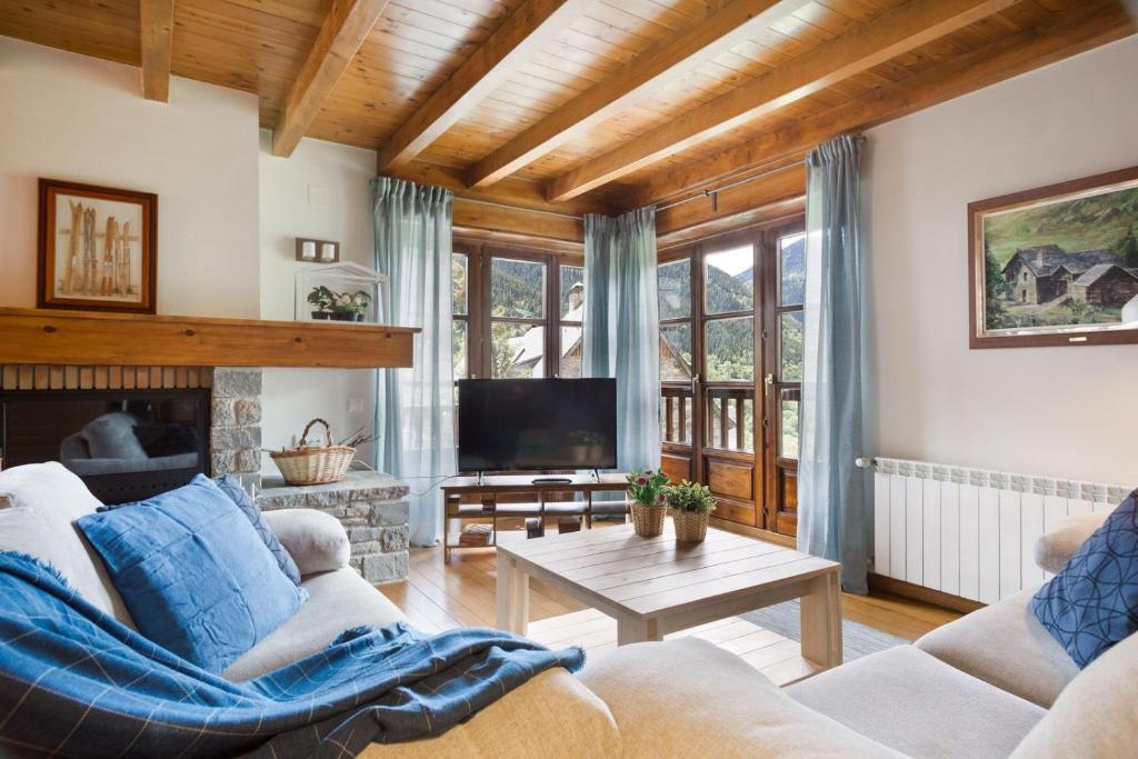 GessaLuderna - Apartamento Orri A4的带沙发和电视的客厅
