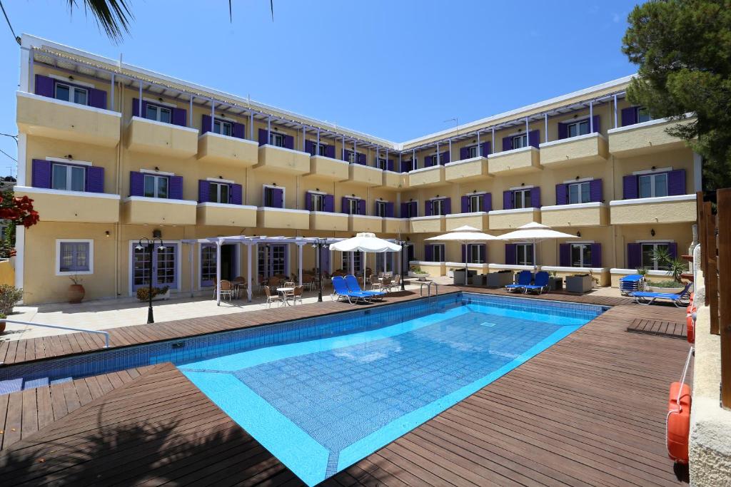 阿吉亚玛丽娜卡特里娜酒店的大楼前设有游泳池的酒店