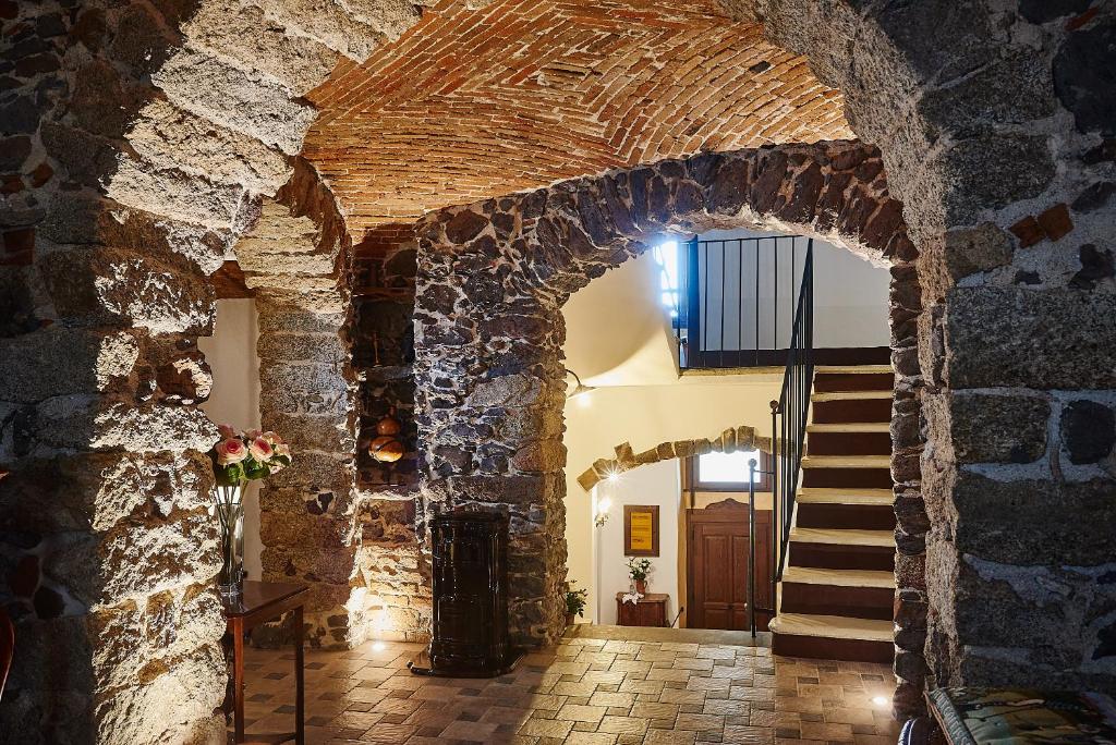 多尔加利La casa del Balivo的石砌建筑的拱门,有楼梯