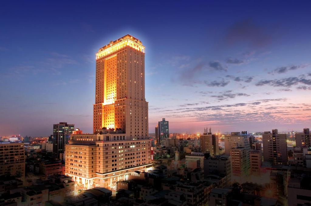 高雄汉来大饭店的一座高楼在城市的夜晚点燃